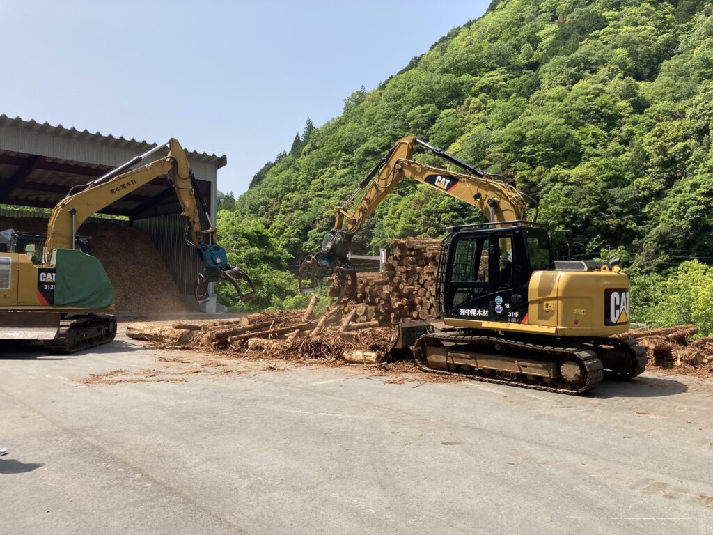 丸太を重機で集めています